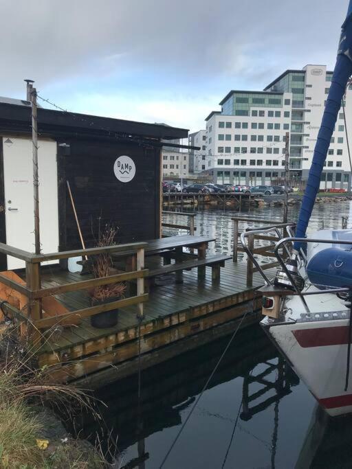 Sjarmerende hybel med eget bad og egen bakgård! Stavanger Eksteriør billede