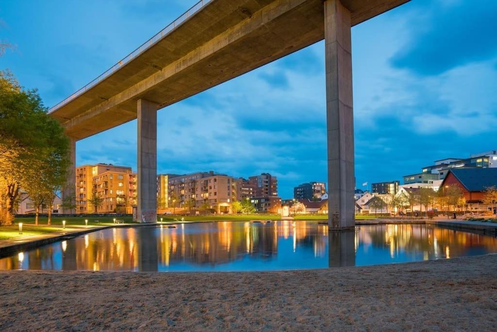 Sjarmerende hybel med eget bad og egen bakgård! Stavanger Eksteriør billede